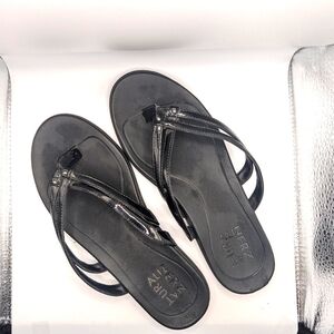 Ladies size 7 Naturalizer flip flops
